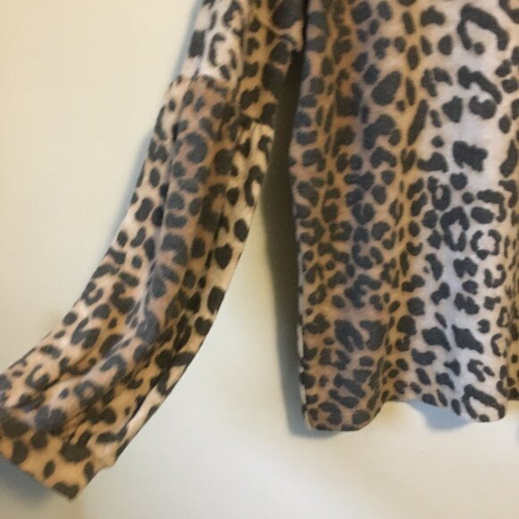 Soft Leopard Print Statement Sleeve Top - Picture 6 of 16